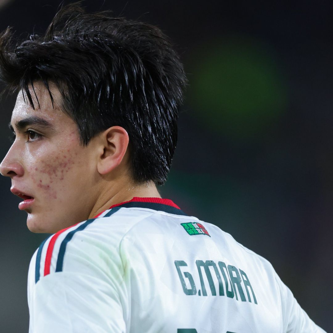 Gilberto Mora durante un partido con la Selección Mexicana